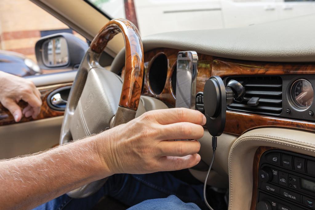 Bild på Mobilhållare PowerCruze med 15W magnetisk laddning