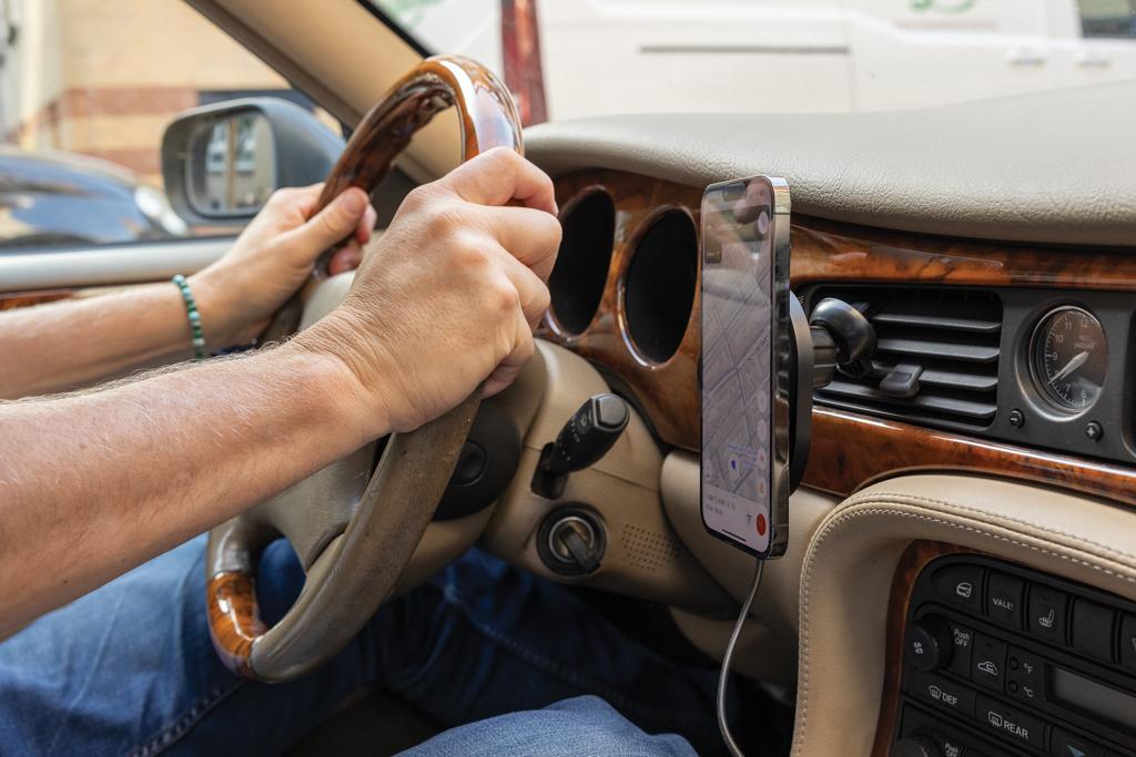 Bild på Mobilhållare PowerCruze med 15W magnetisk laddning