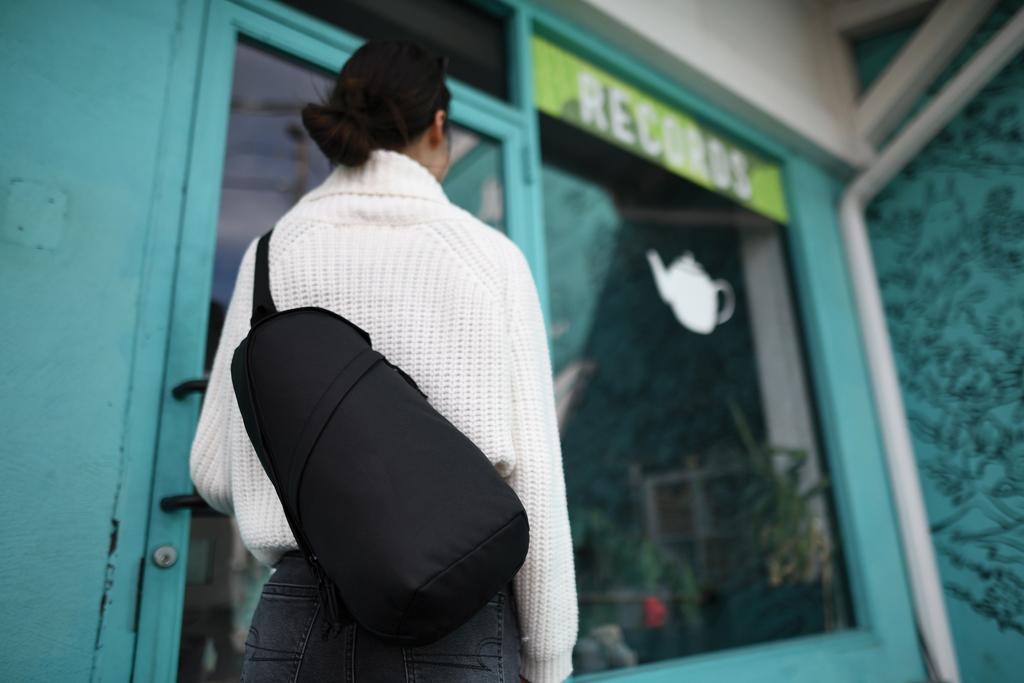 Bild på Sling-väska Renew AWARE™