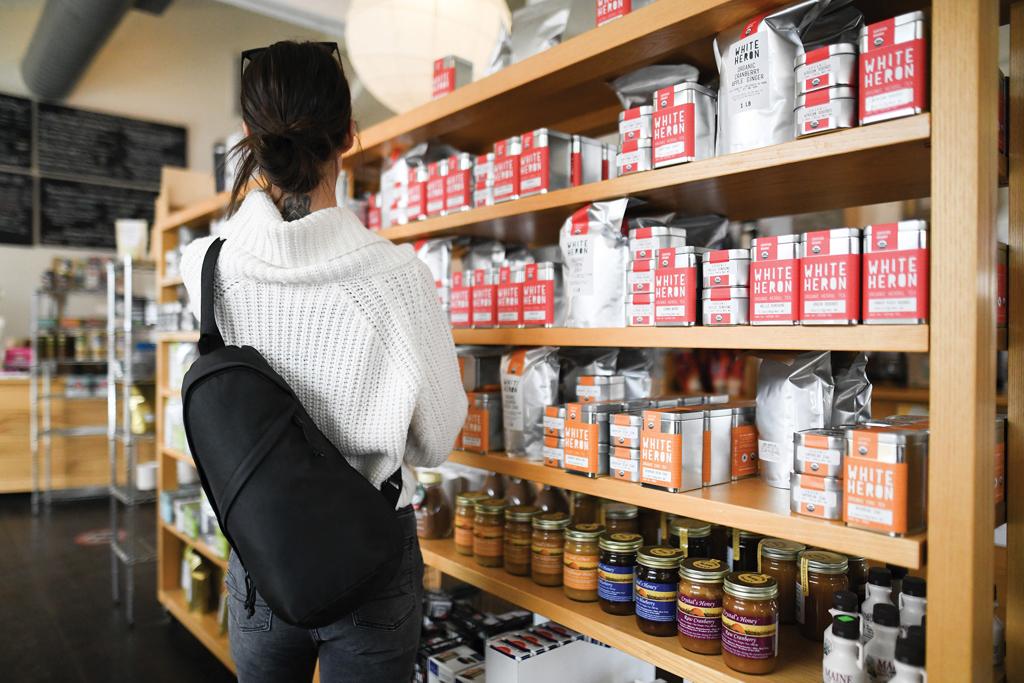 Bild på Sling-väska Renew AWARE™