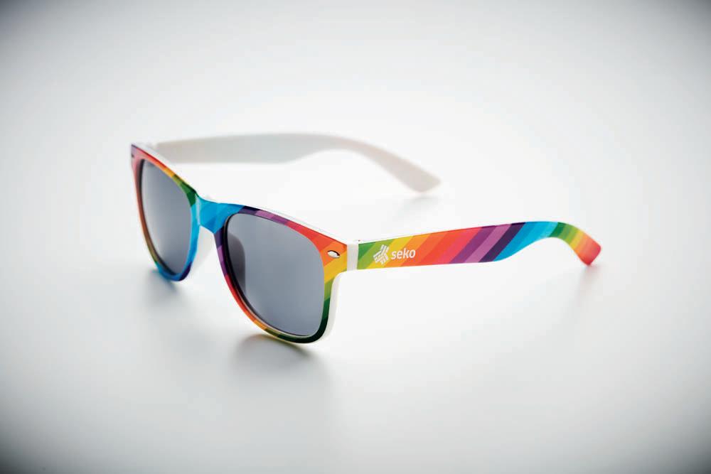 Solglasögon Tuv – regnbågstryck i fullfärg Solglasögon Tuv med vit båge och skalmar samt fullfärgstryck i regnbågsmönster på båge och skalm (sned vy)