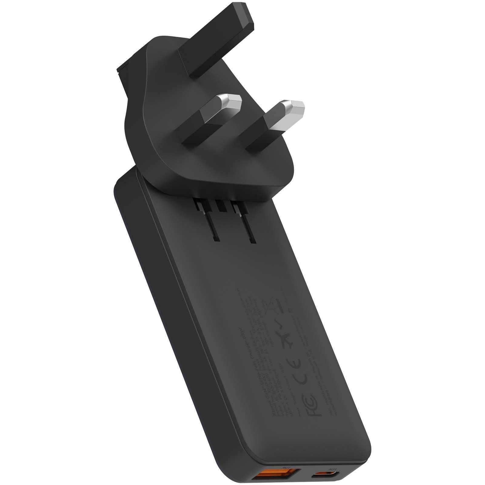 Bild på Reseadapter Xtorm, 65 W – med kabel och resefodral