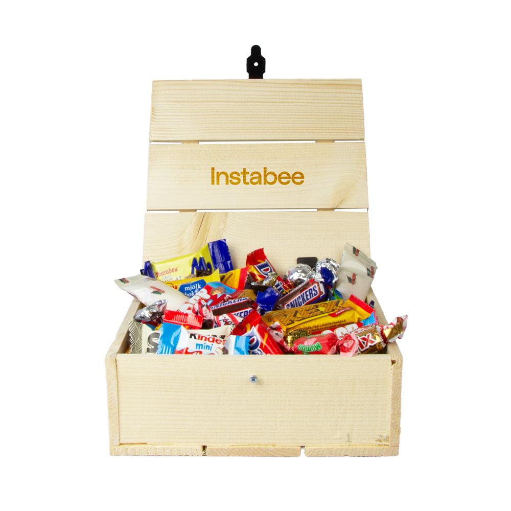 Exempel på ljus trälåda med 800 g inslaget julgodis och egen logotyp