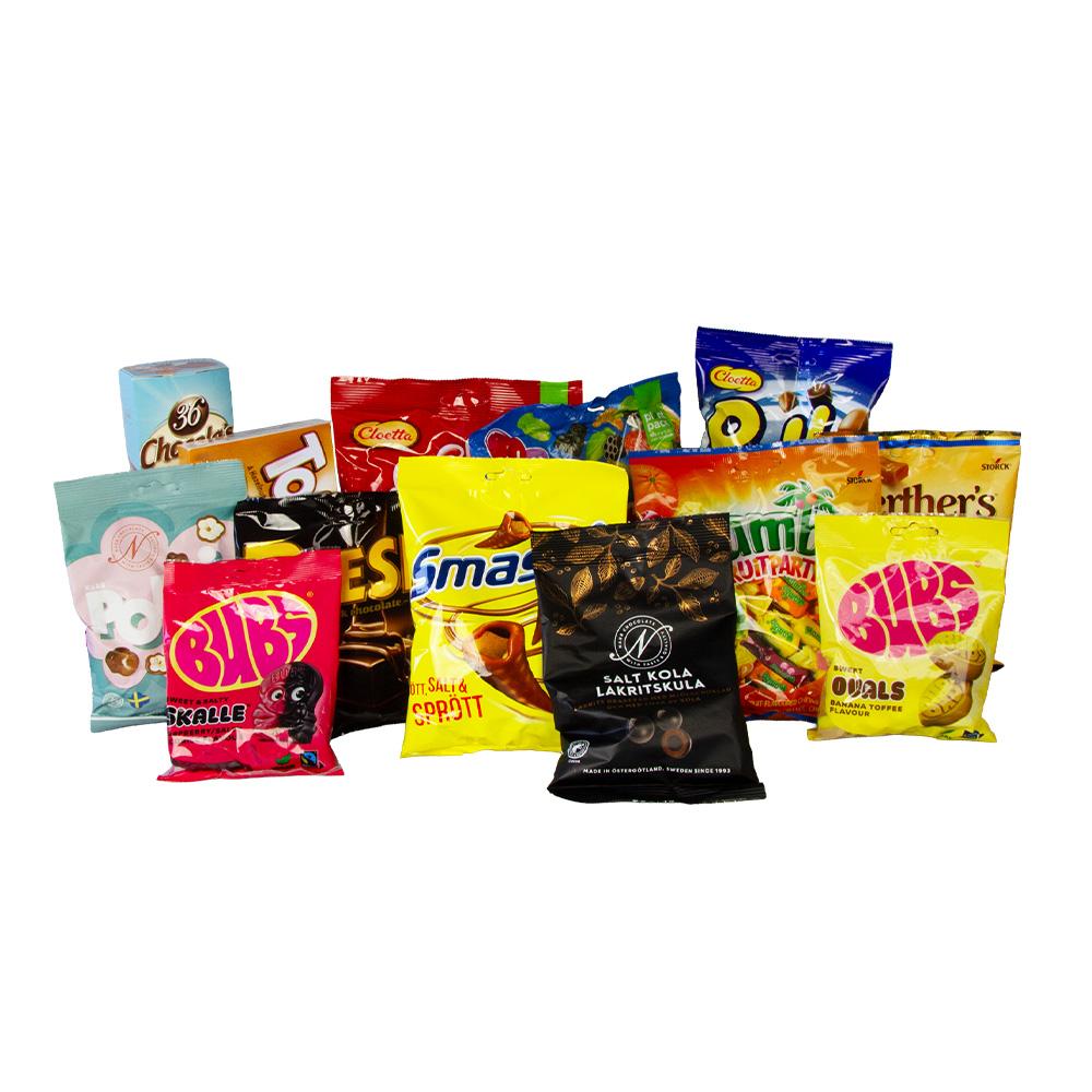 Urval av godis och snacks som ingår i den stora julsäcken