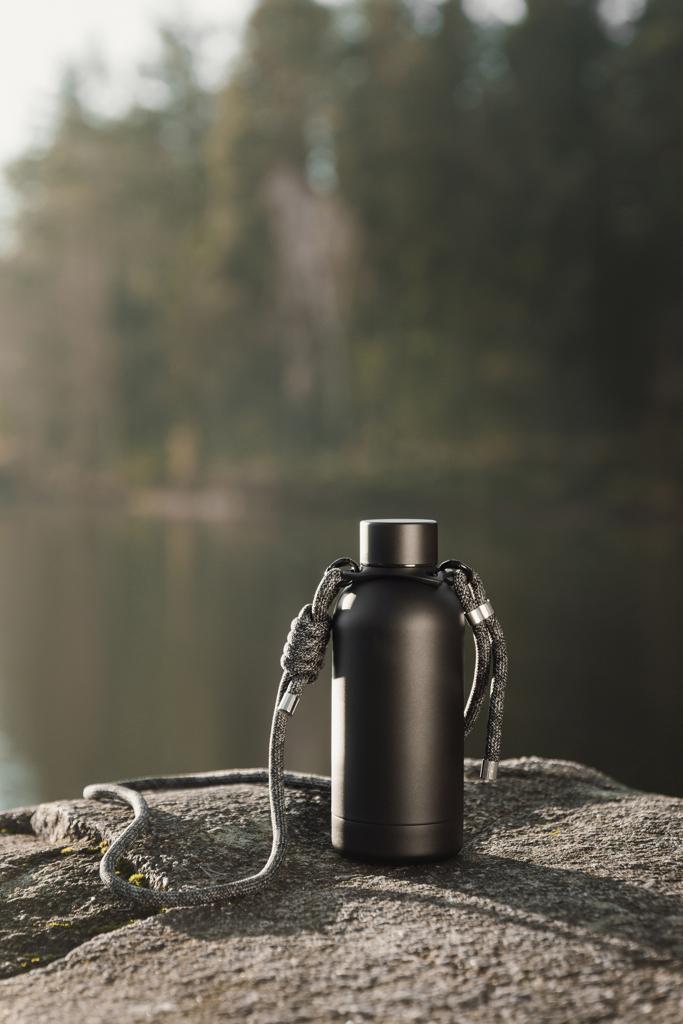 Bild på Metallflaska VINGA Parks 400 ml med axelrem Bild på Metallflaska VINGA Parks 400 ml med axelrem