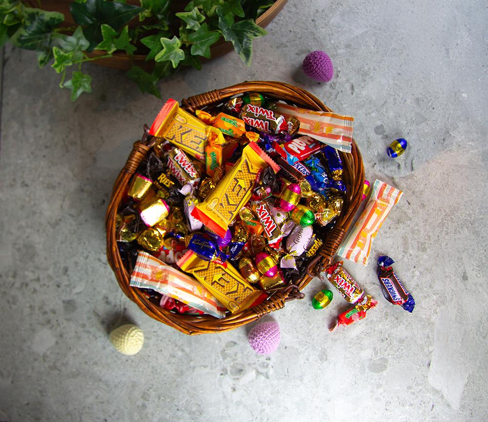 Korg med påskgodis | Miljöbild 2 Korg med påskgodis | Miljöbild 2