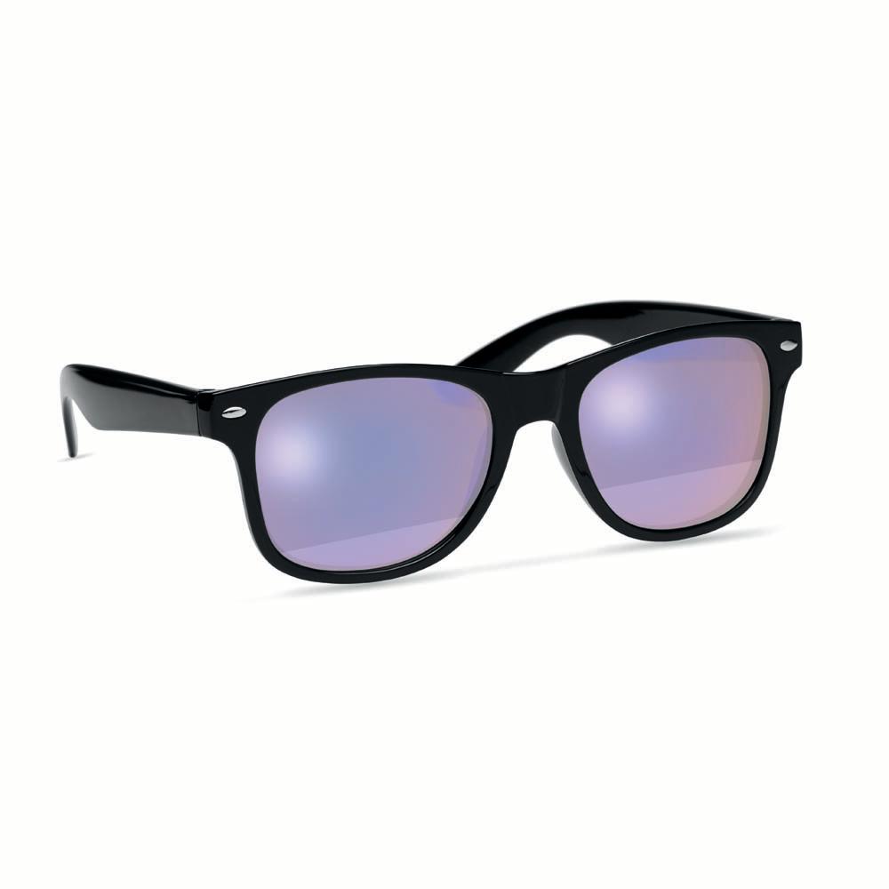 Solglasögon Tuv – svart modell med lila spegelglas Solglasögon Tuv i svart båge och svart skalm med lila spegelglas (sned vy)