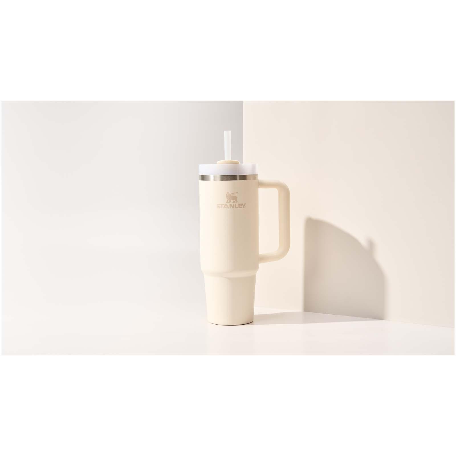 Bild på Termosmugg Stanley Quencher® H2.0 FlowState™ 890 ml Bild på Termosmugg Stanley Quencher® H2.0 FlowState™ 890 ml