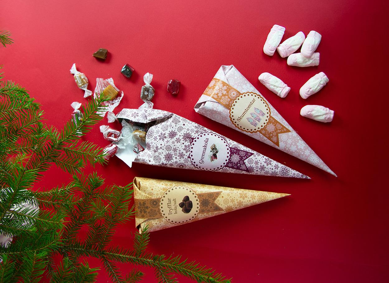 Julstrut med valfritt julgodis – tre smaker att välja mellan Tre julstrutar med Grennakola, skumtomtar och tryfflar med kola och salt på röd julbakgrund