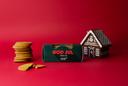 Grön pepparkaksask med egen logotyp, pepparkakor och pepparkakshus