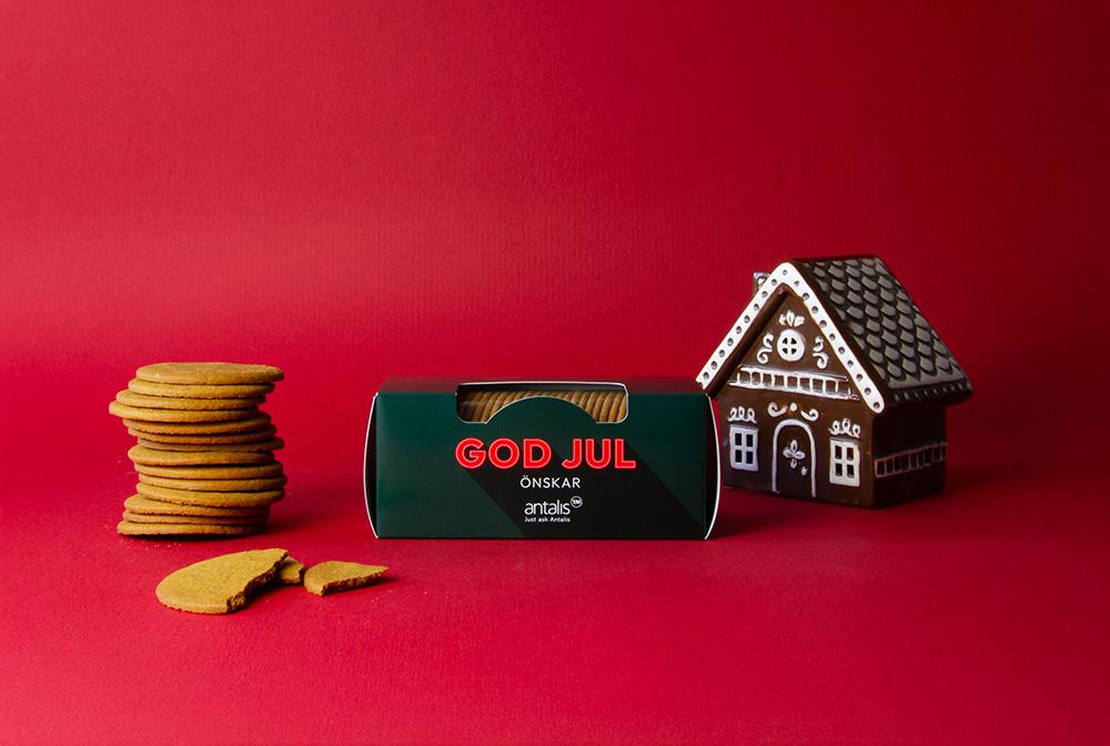 Pepparkaksask med egen design – exempel på grön standardask Grön pepparkaksask med egen logotyp, pepparkakor och pepparkakshus