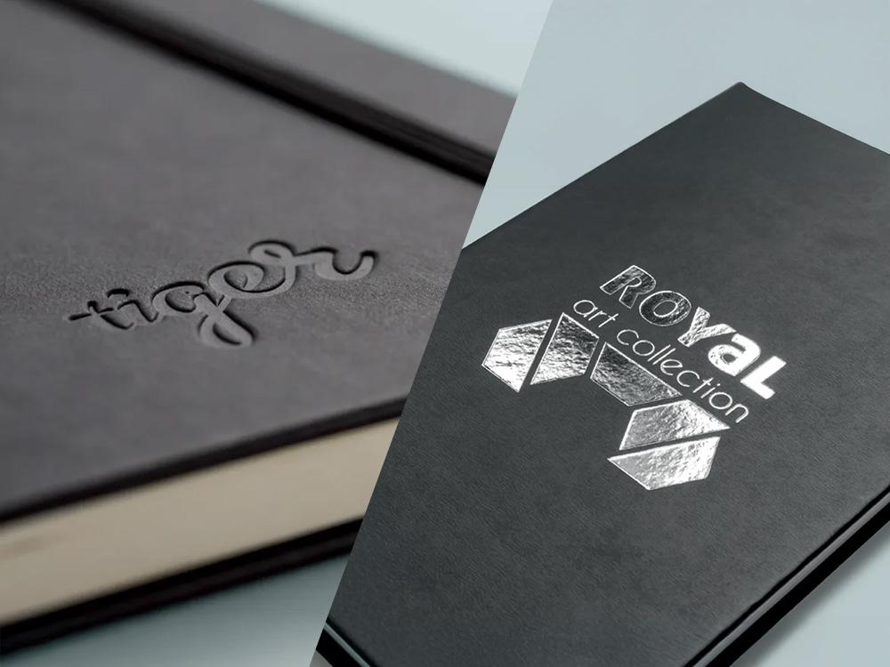 Exempel på prägling – folieprägling med glänsande logotyp till höger och klassisk prägling i materialet till vänster.