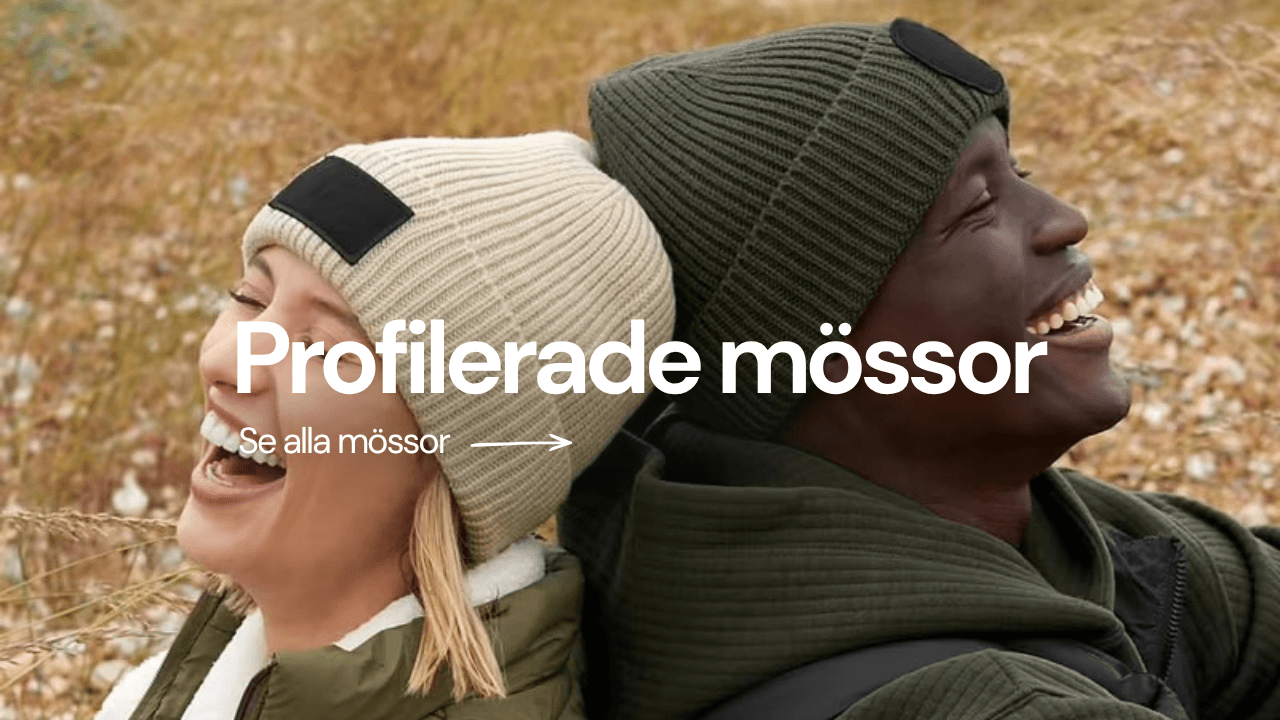 ”Profilerade mössor” – två personer i stickade mössor mot en höstlig bakgrund